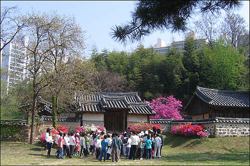 학생들이 동춘고택을 둘러보고 있습니다. 